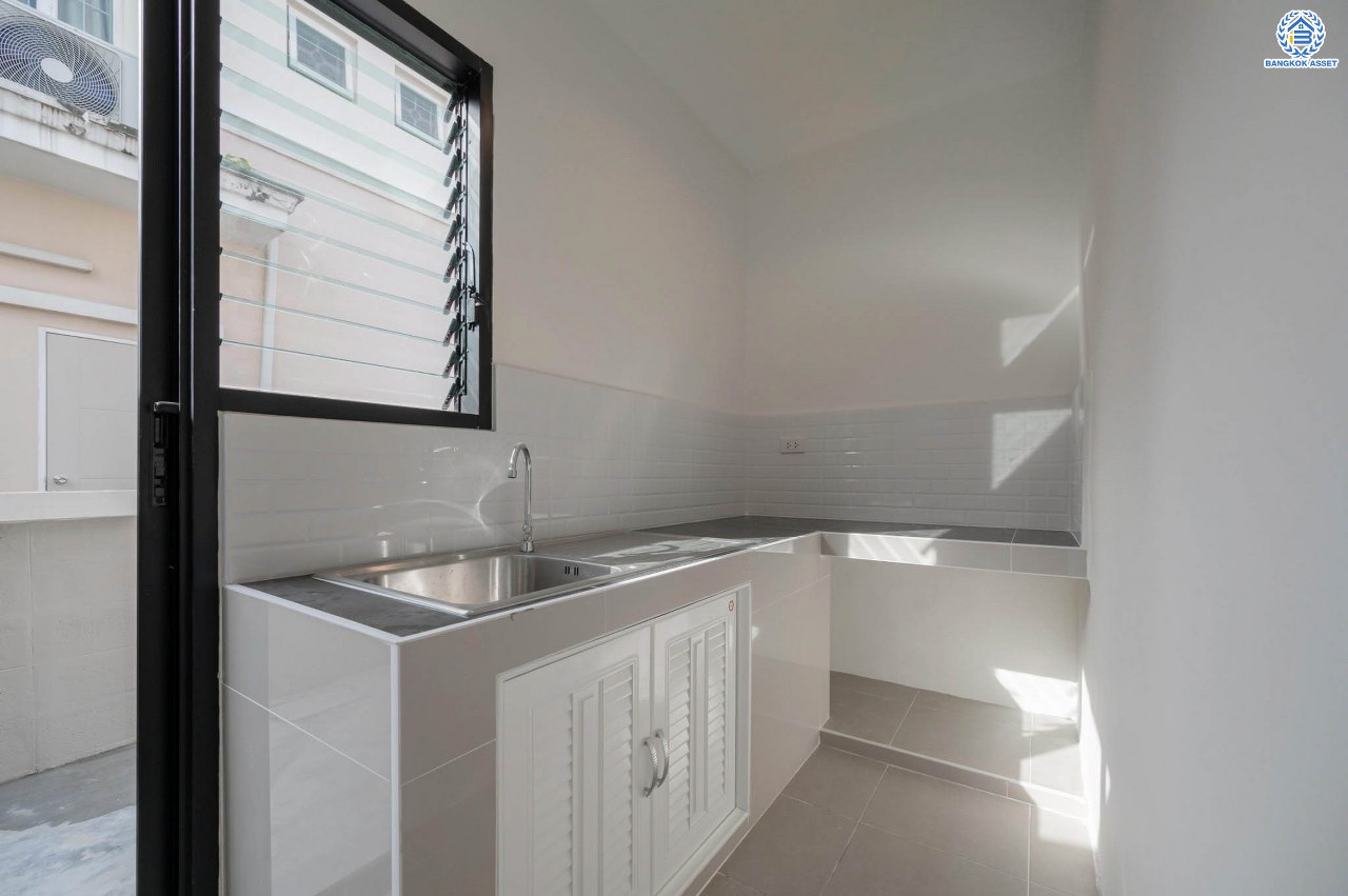 บ้านมือสองตกแต่งใหม่ โครงการ ชัยพฤกษ์ ติวานนท์-ราชพฤกษ์1หลังมุม เนื้อที่ 53.5 ตร.ว. ฟังก์ชัน 3 ห้องนอน 2 ห้องน้ำ จอดรถได้ 2 คัน สภาพแวดล้อมดี บนทำเลศักยภาพ หน้าโครงการติดถนนใหญ่ เชื่อมต่อถนนราชพฤกษ์ ใกล้จุดขึ้นทางด่วน "ศรีสมาน" ใกล้ห้าง "เซ็นทรัลเวสเกต" และ "โรบินสันศรีสมาน"